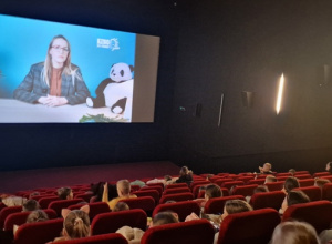 Uczniowie klas I-III w pokazie filmowym