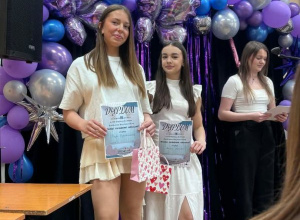 Nasze uczennice na podium konkursu recytatorskiego